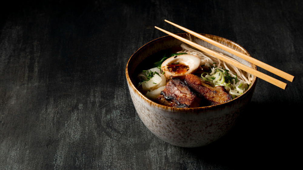 Miso ramen dengan campuran pasta kedelai fermentasi dan kaldu tulang sapi atau ikan laut.